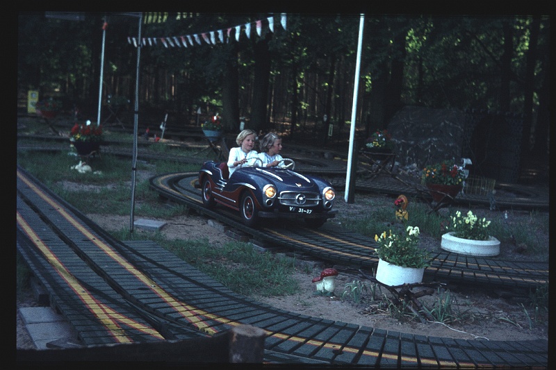32.Leusderhei jun 1970 Brigitte,Marion.JPG